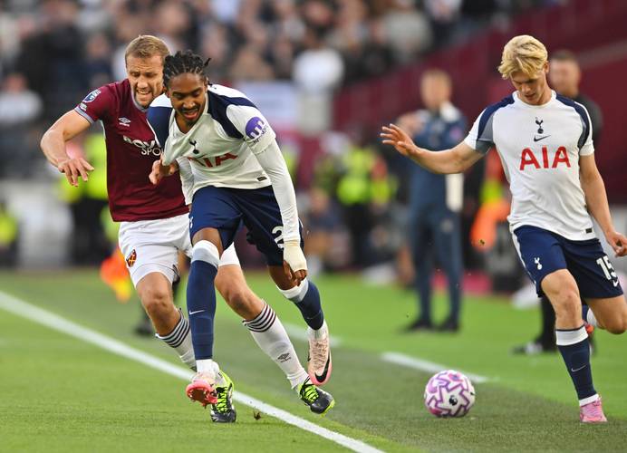 中国国乒在2025成都混合团体世界杯中以6连胜结束第二轮，孙颖莎在梁靖崑失利后积极复盘，展现团队凝聚力与个人关怀。